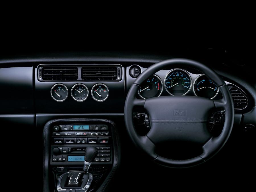  Jaguar XKR Coupe 2004 года  (фото 4 из 16)